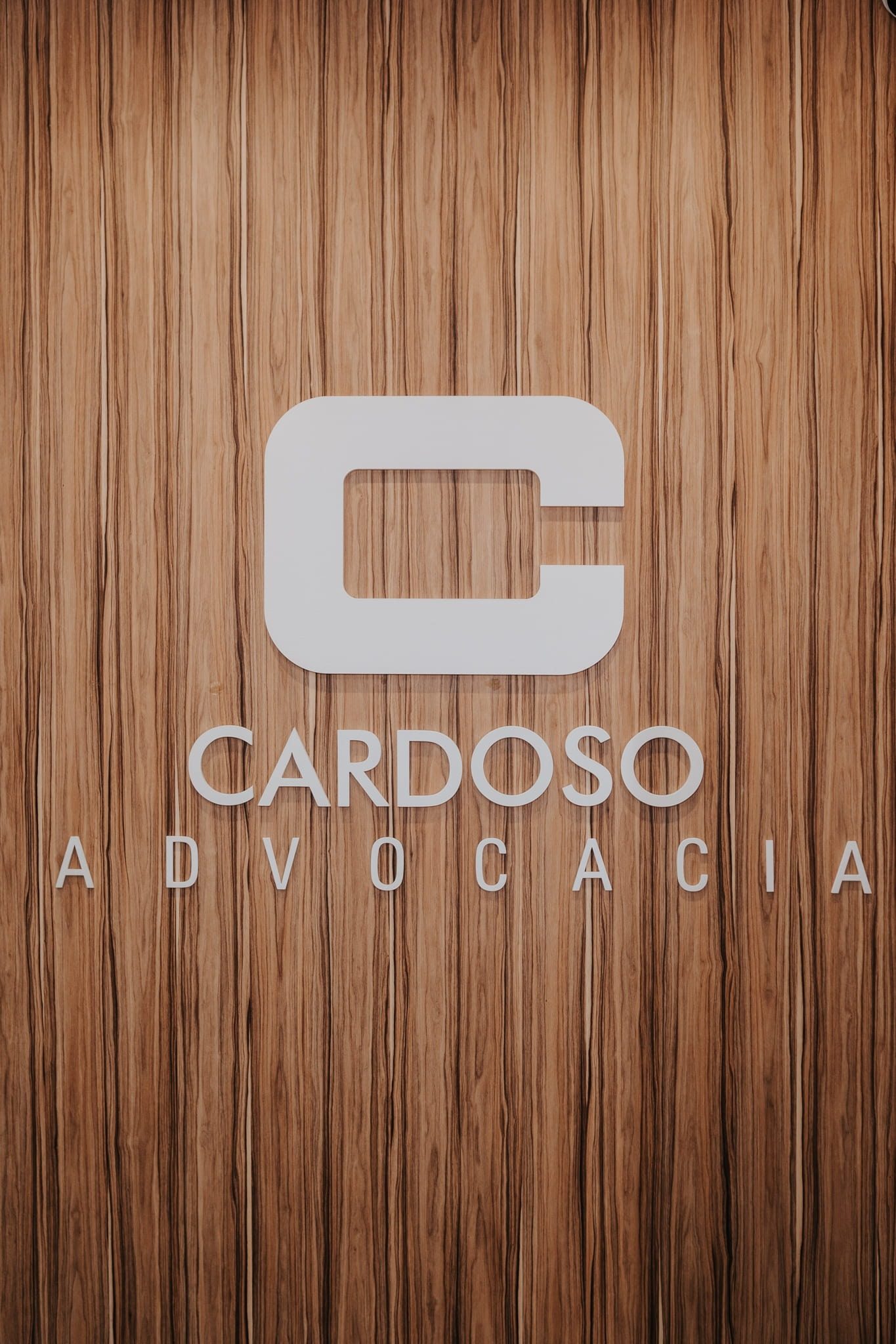 Marca da Cardoso Advocacia aplicada na parede do escritório